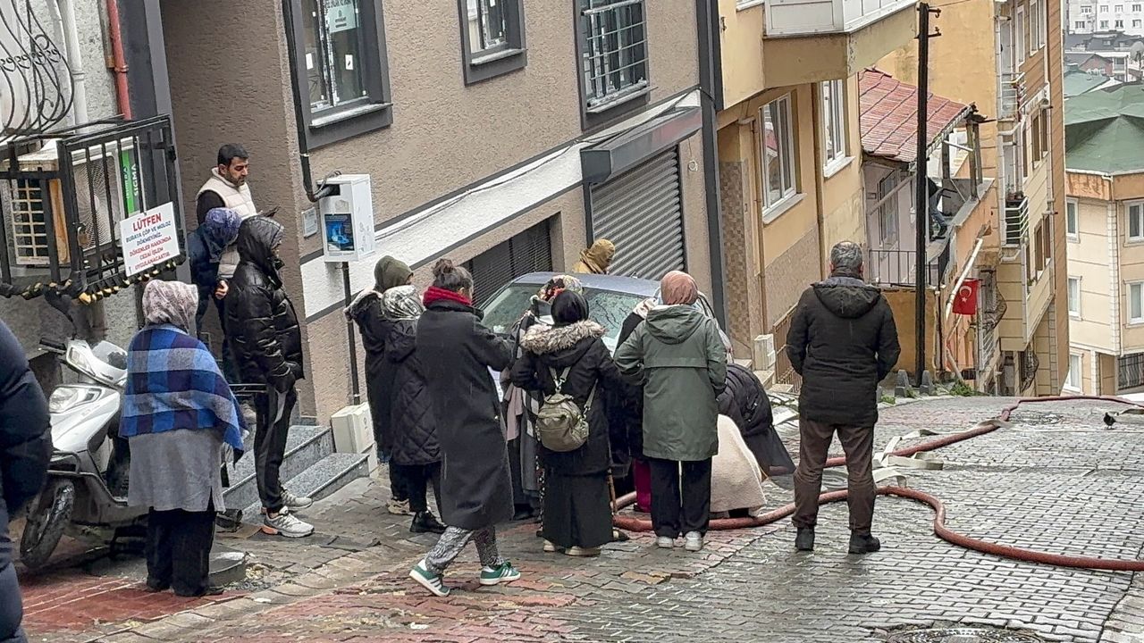 Kağıthane’de 3 Katlı Binada Yangın: Daire Kullanılamaz Hale Geldi