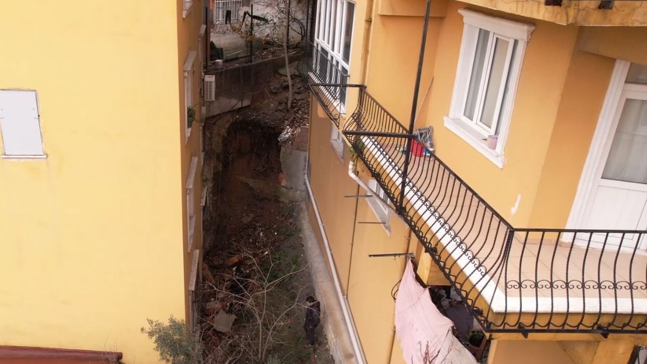 Eyüpsultan’da İstinat Duvarı Çöktü: Giriş Kat Daire Hasar Gördü