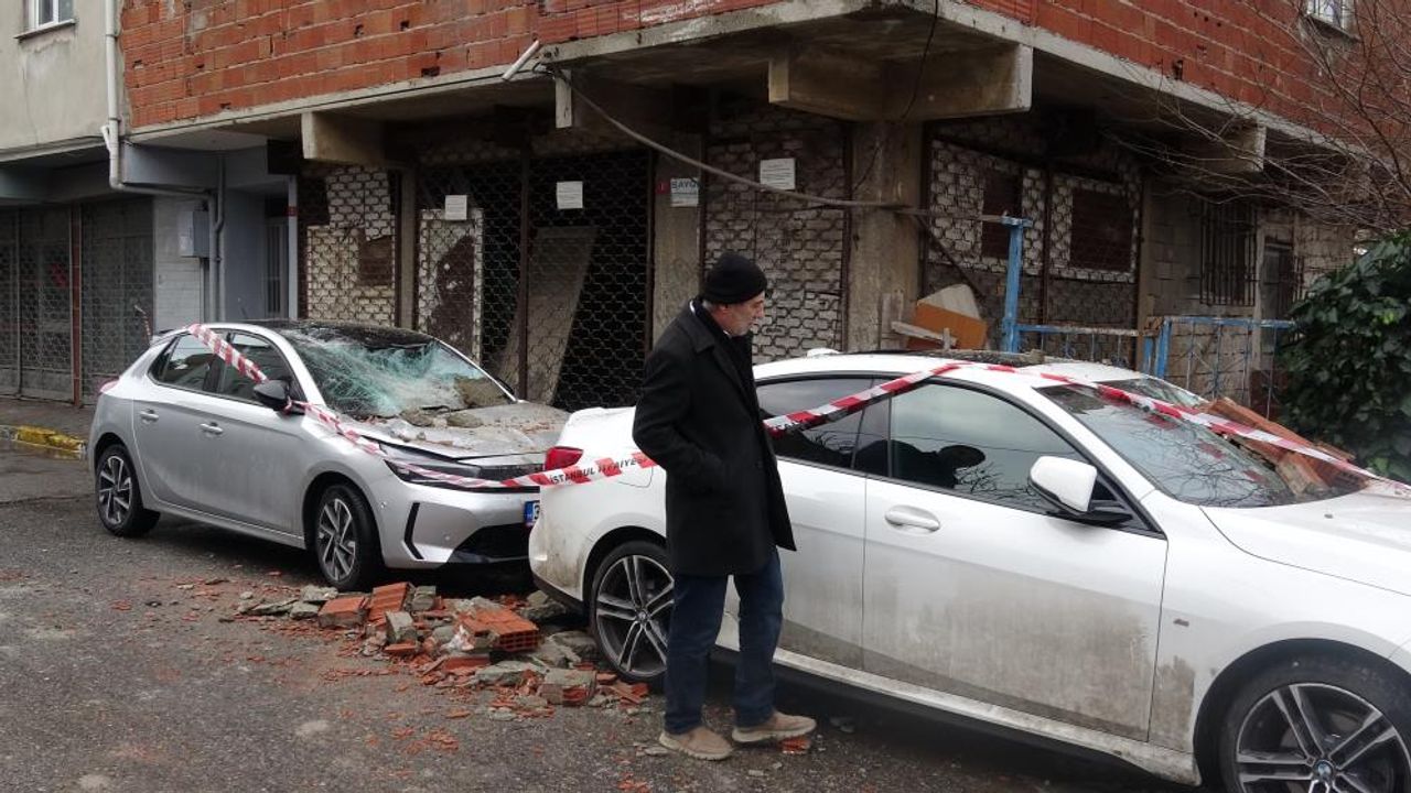 Eski bina alarm verdi: Çöken balkon 2 araca ağır hasar verdi, facia ucuz atlatıldı