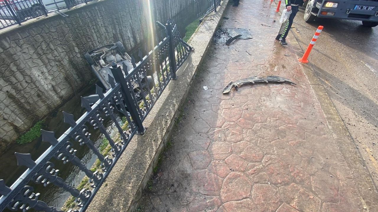 Akyazı’da Otomobil Su Kanalına Uçtu: Sürücü Yaralandı