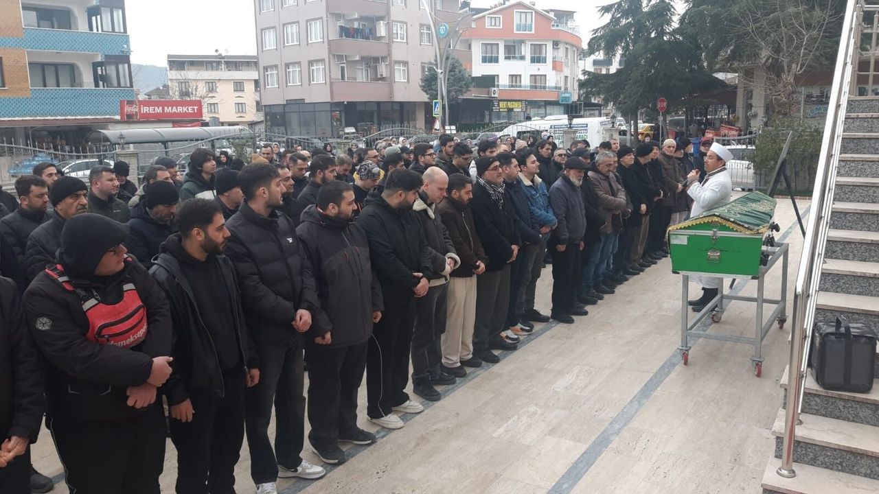 İzmit’te AVM Otoparkında Bıçaklanarak Öldürülen Genç Son Yolculuğuna Uğurlandı