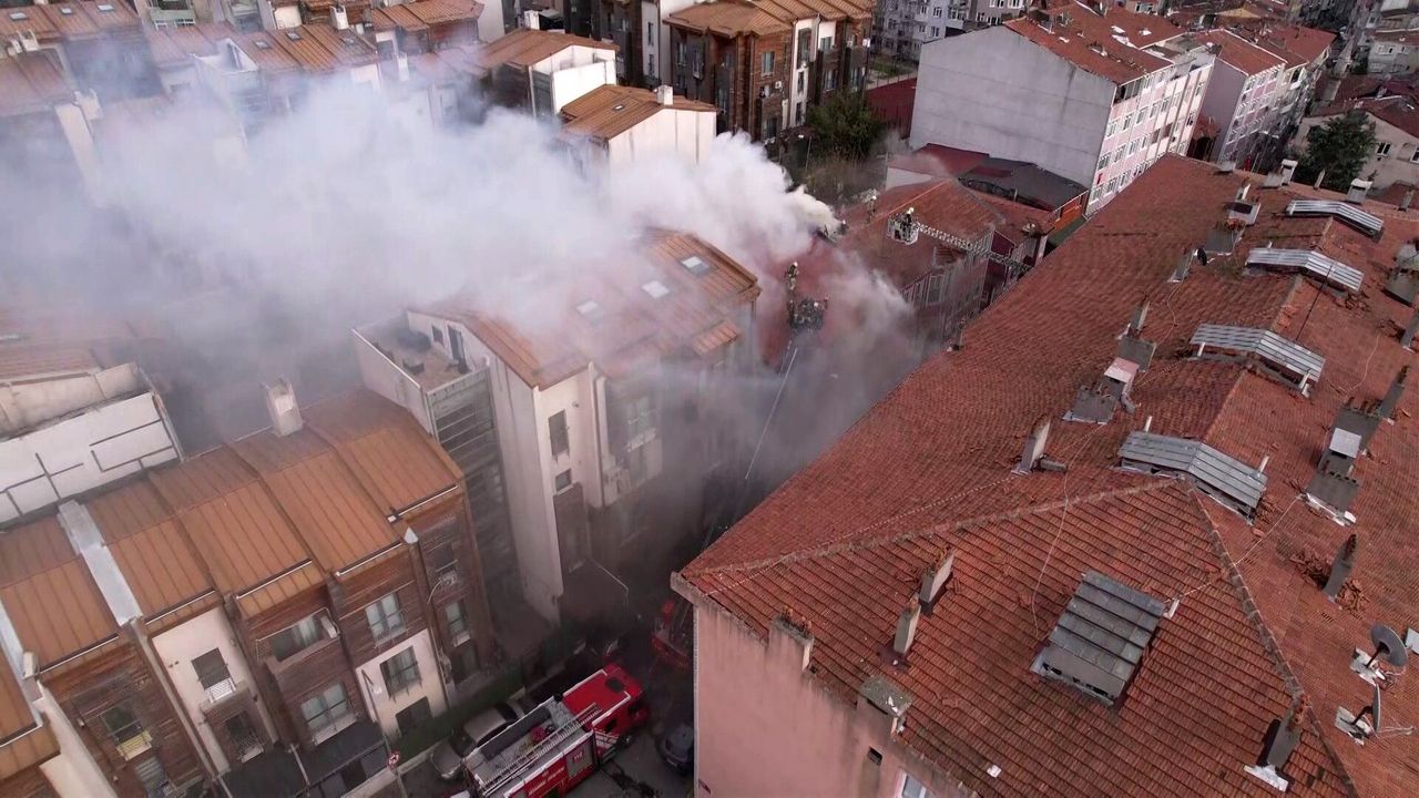 Fatih’te 3 Katlı Binada Yangın Paniği: Alevler Yan Binaya Sıçradı
