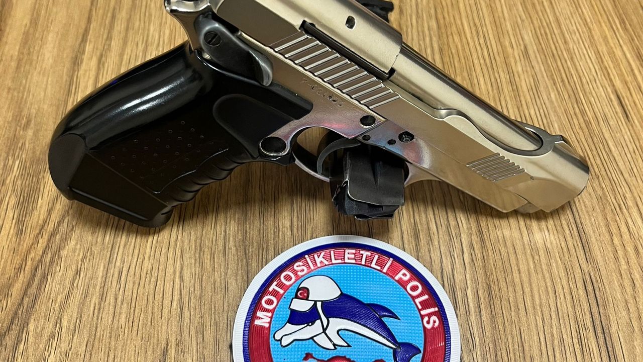 Arnavutköy’de düğün konvoyunda havaya ateş açan şüpheli ruhsatsız tabancayla yakalandı