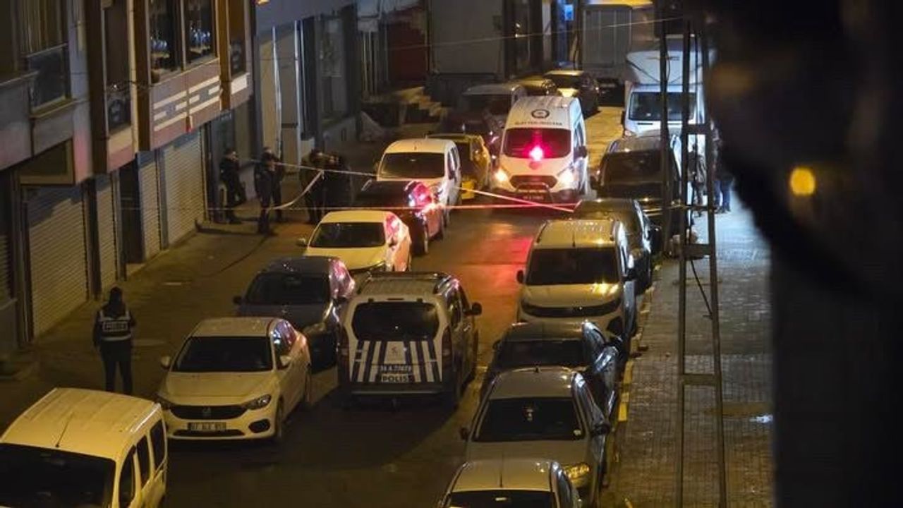 Küçükçekmece’de çatı katı balkonundan düşen kişi hayatını kaybetti