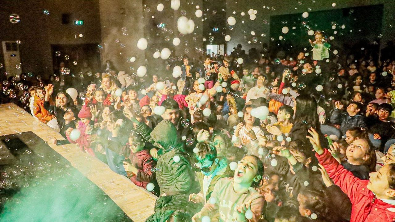 Körfez’de Yarıyıl Neşesi: “Çilek Abla ve Bubble Show” Miniklerle Buluştu