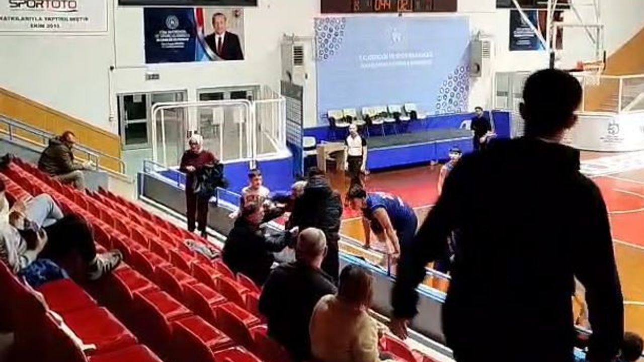 Kocaeli’de U16 maçında tribün karıştı: Veliler kavga etti, polis salona girdi