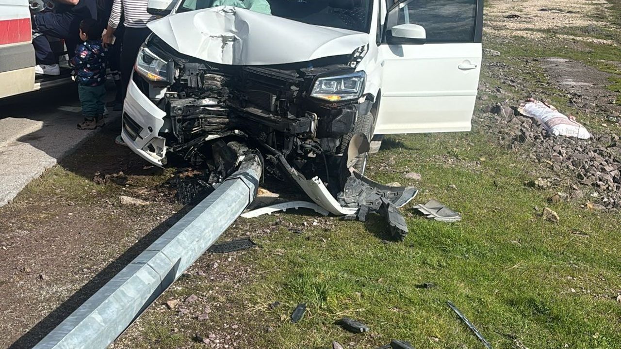 Körfez’de otomobil elektrik direğine çarptı: Sürücü ağır yaralı