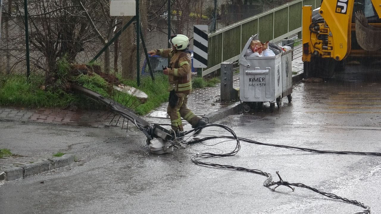 Kartal Yakacık’ta hafriyat kamyonu elektrik tellerine takıldı, panik yaşandı