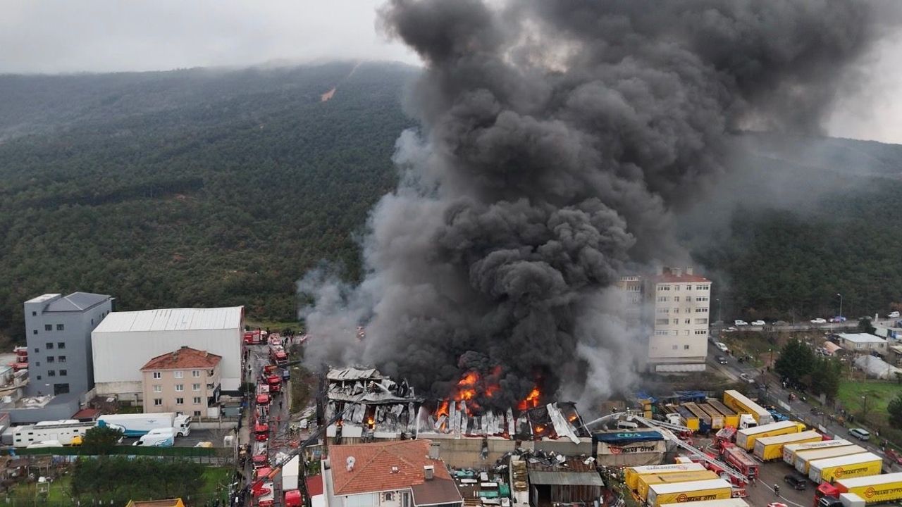 Ataşehir’de fabrikada yangın paniğe neden oldu