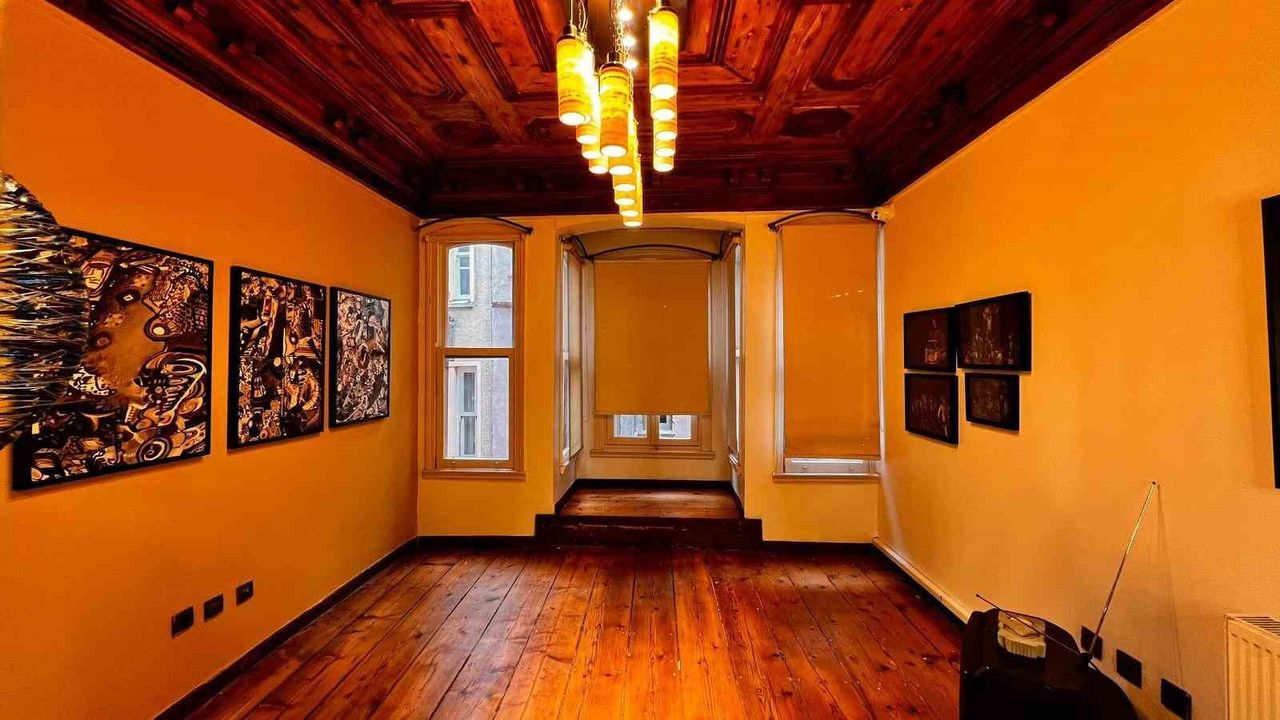 Geçmişle Kurulan İlişki Masaya Yatırılıyor: 'Limon Kolonyası' Sergisi Kapılarını Açtı