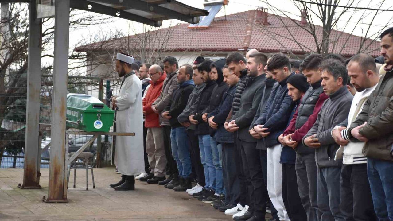 Akçakoca’da tüfekle vurulan 22 yaşındaki genç, Sakarya’da toprağa verildi