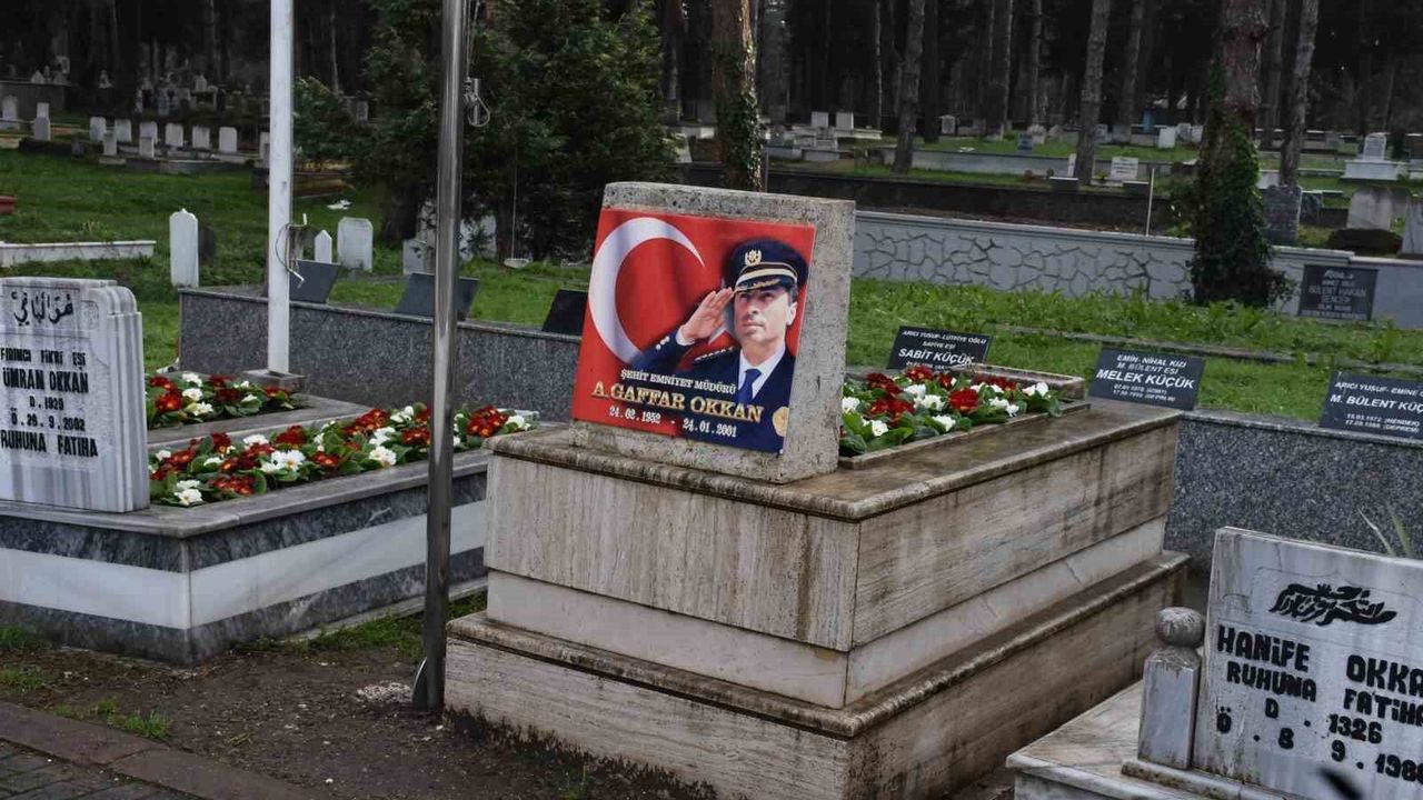 25 Yıl Geçti… Ali Gaffar Okkan Dualarla Anıldı, Mezarı Başında Duygusal Anlar