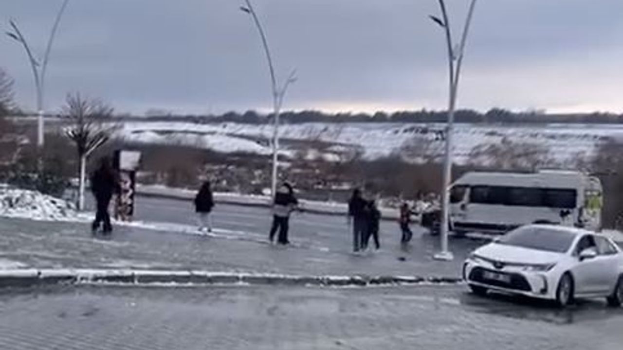 Arnavutköy'de çocukların tehlikeli oyunu sürücüleri zor durumda bıraktı