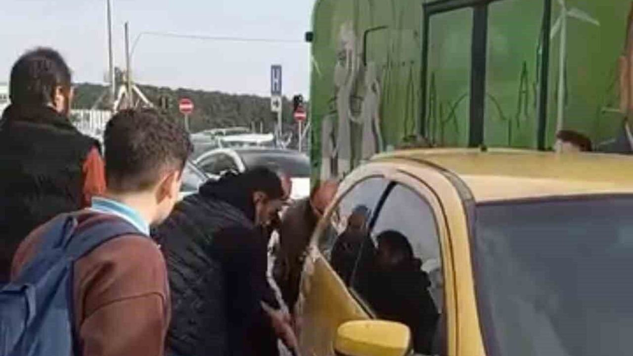 Otobüs yolda kaldı çözüm vatandaşlardan geldi: Aracı hep birlikte kaldırdılar