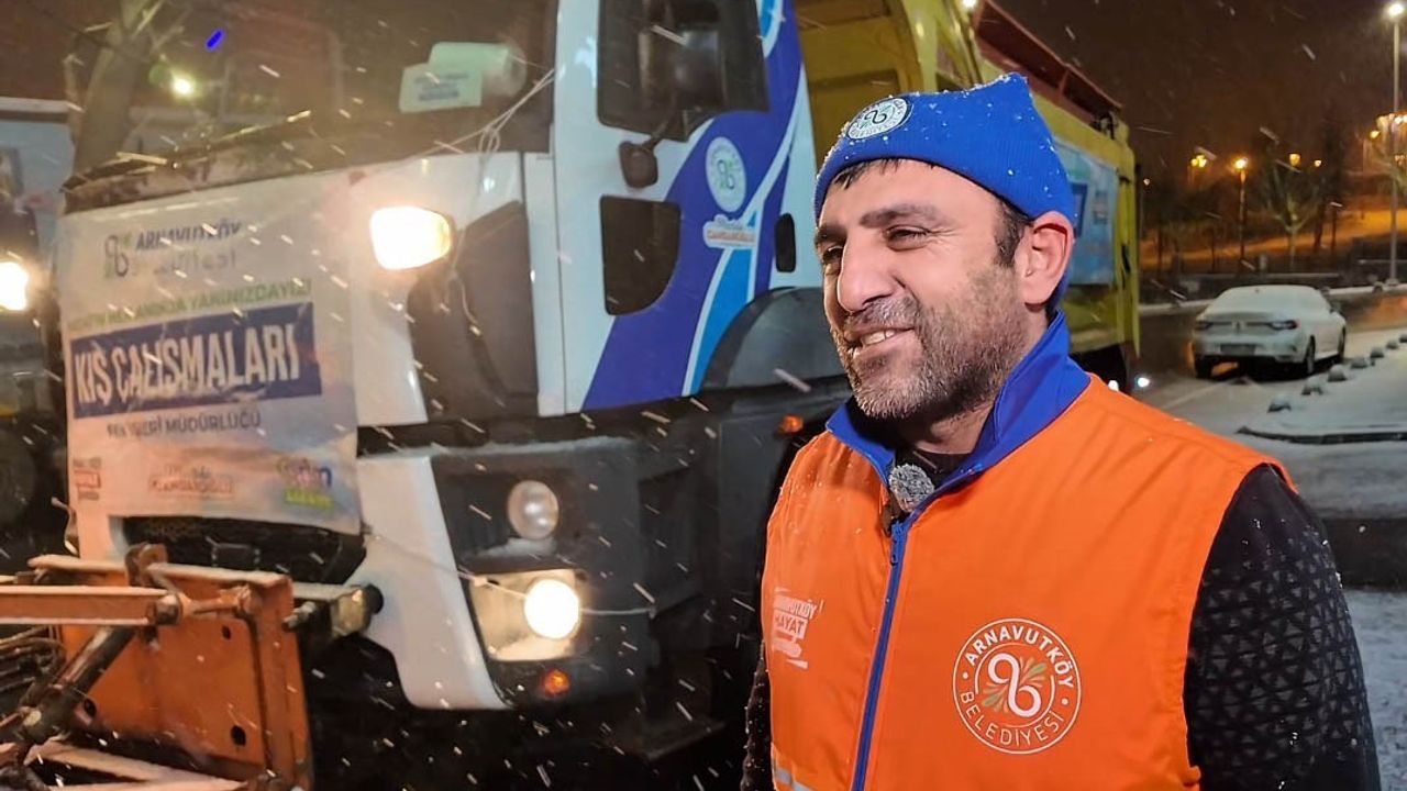 Kar küreme aracı durdu, çocuklara çay servisi başladı