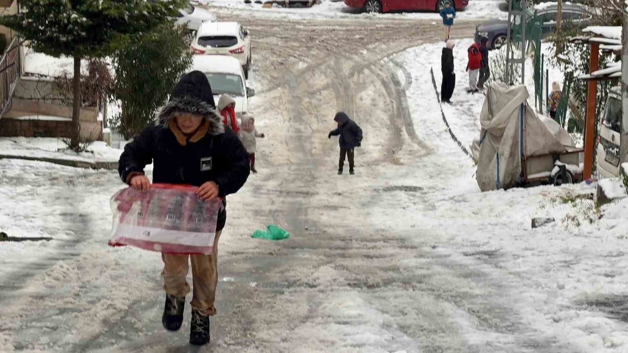 Arnavutköy'de kar yağışıyla kayak pistine dönen sokak dronla görüntülendi