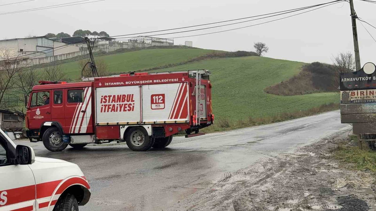 Gece saatlerinde su kanalına uçtu: Sabah fark edilen kazada sürücü yaralı kurtuldu