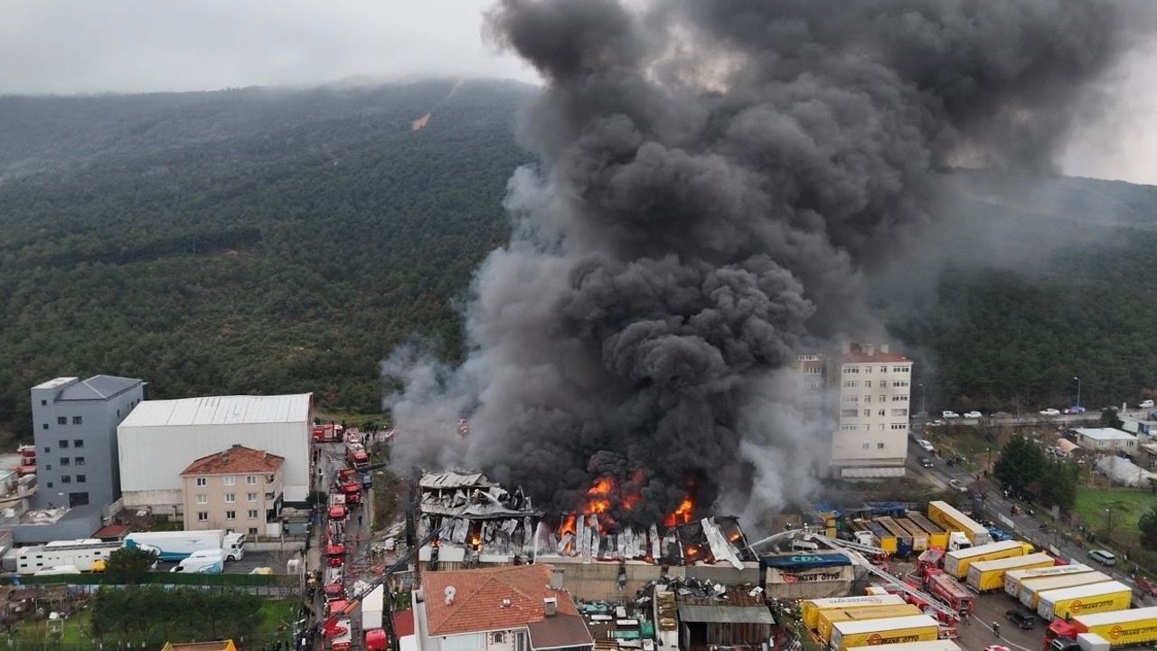 Öğle saatlerinde İstanbul’da panik: Fabrika yangını sonrası otel apar topar boşaltıldı