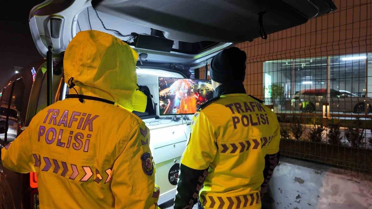 Avcılar'da yeni aldığı ehliyetin zarfını polise açtıran kadın sürücü ilk cezasını yedi