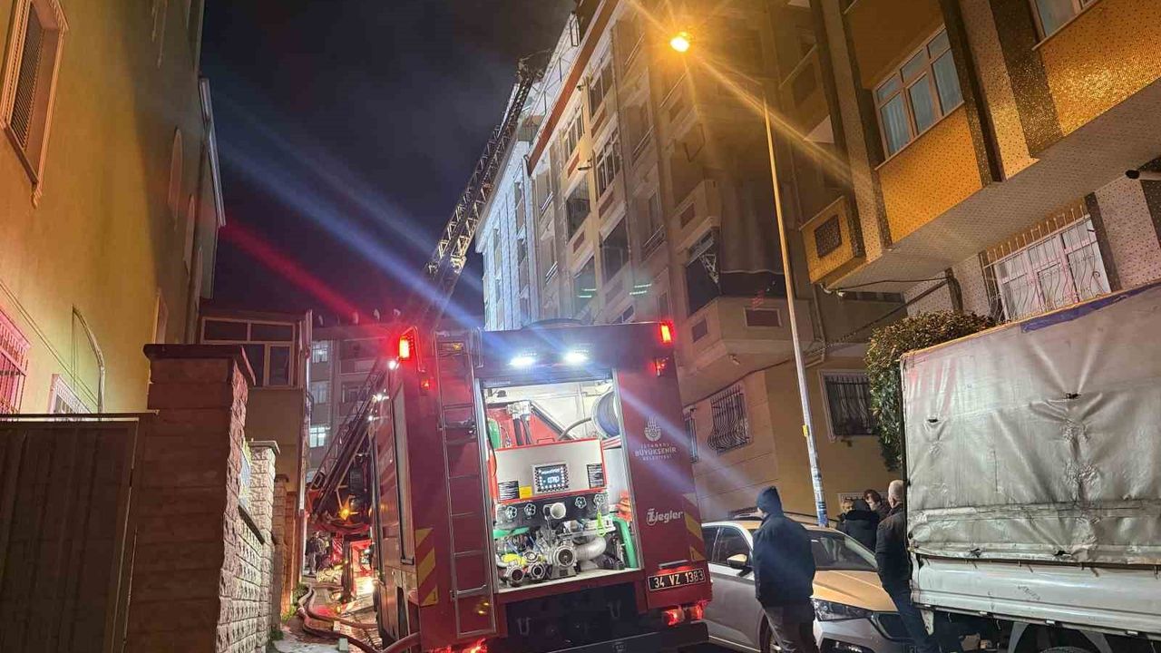 Bahçelievler'de Çatı Katında Yangın: Alevler Bitişik Binaya Sıçradı