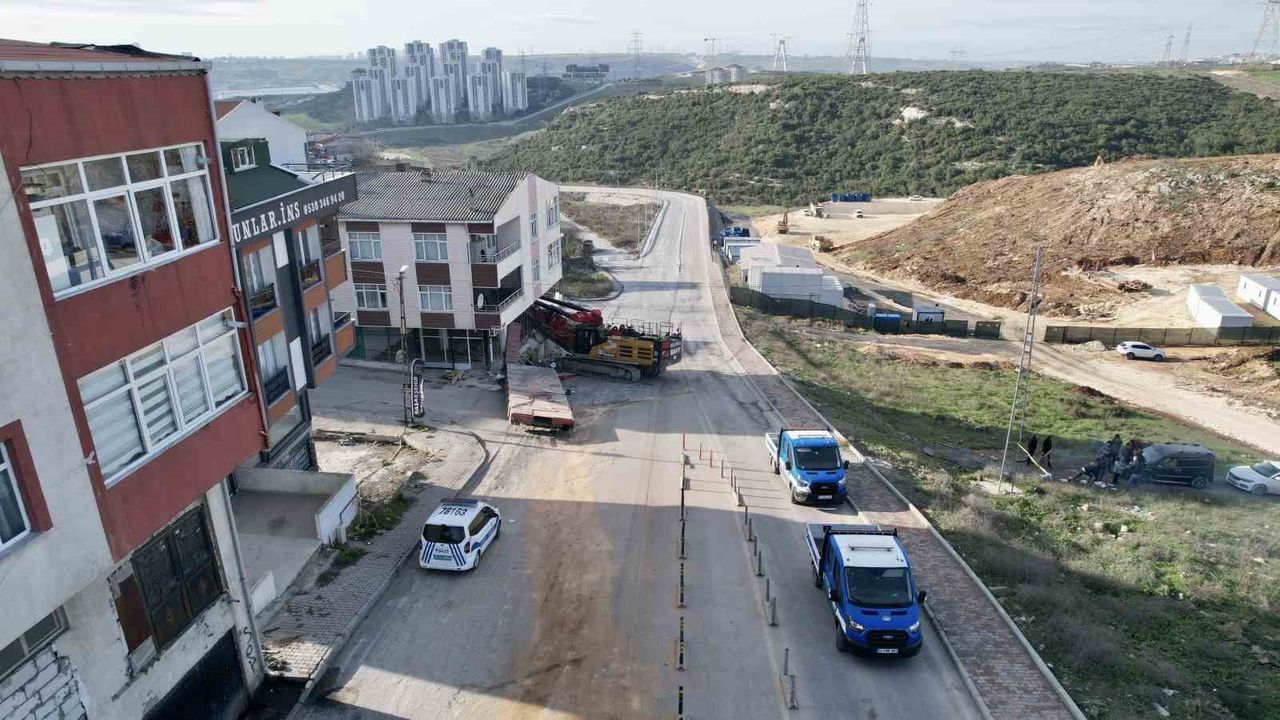 Başakşehir’de Binaya Saplanan Vinç 28 Saattir Çıkarılamadı