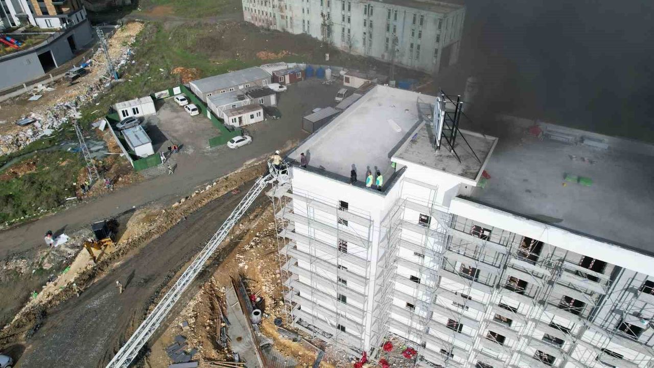 Başakşehir'de şantiyede korkutan yangın: İşçiler çatıya sığındı