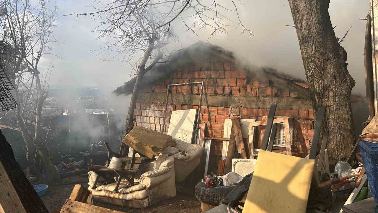 Beykoz'da gecekonduda yangın paniği: Odunluk ve çatı zarar gördü