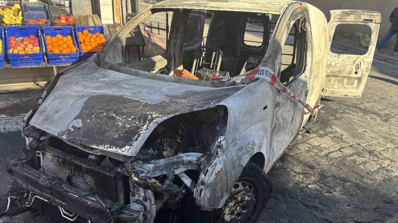 Beyoğlu’nda Seyir Halindeki Araç Alev Topuna Döndü: Market de Zarar Gördü