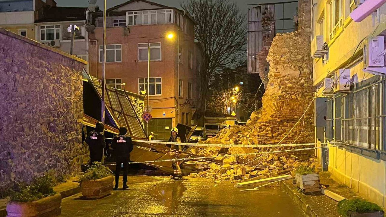 Beyoğlu'nda tarihi metruk binanın duvarı böyle yıkıldı