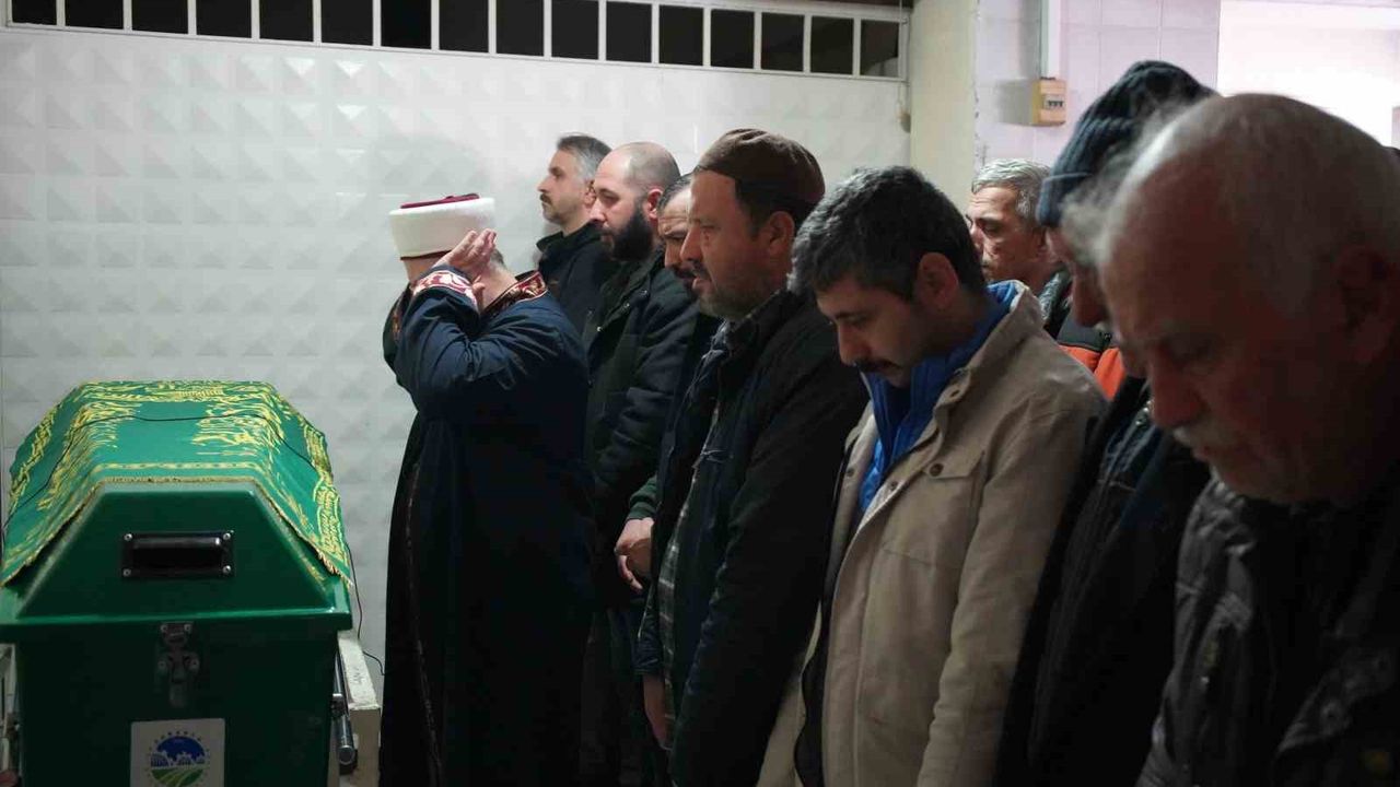 Bulgaristan'daki kazada hayatını kaybeden tır sürücüsü, Sakarya'da defnedildi