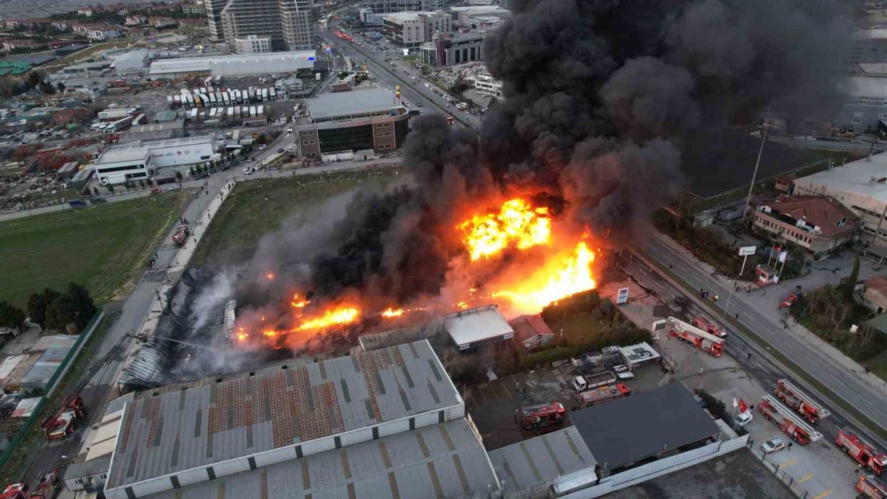 Büyükçekmece’de Plastik Kasa Fabrikasında Yangın