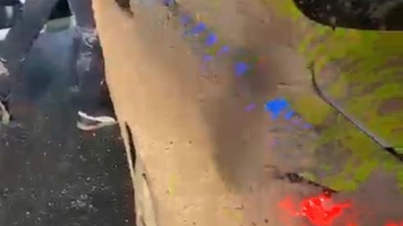 Çamurlu Yol Kabusa Döndü: Taksici Hem Saplandı Hem Saldırıya Uğradı