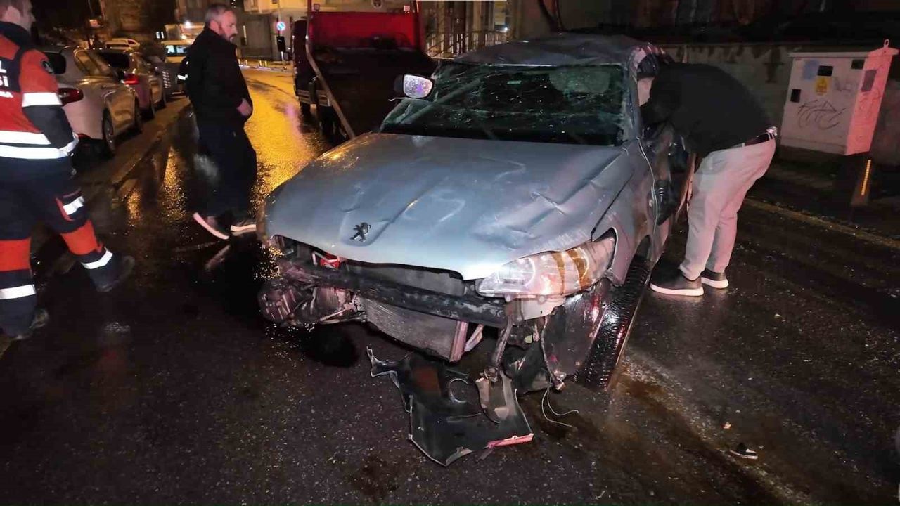 Kontrolden Çıkan Otomobil Havada Döndü! Çekmeköy’de Elektrik Direğine Çarparak Durdu