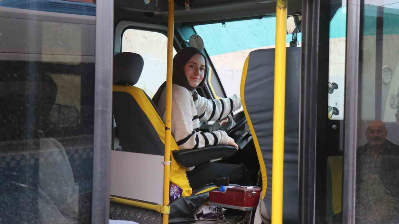 Çocuk yaşta başladı, hayaline ulaştı: Sakarya’da genç kadın dolmuşun başına geçti