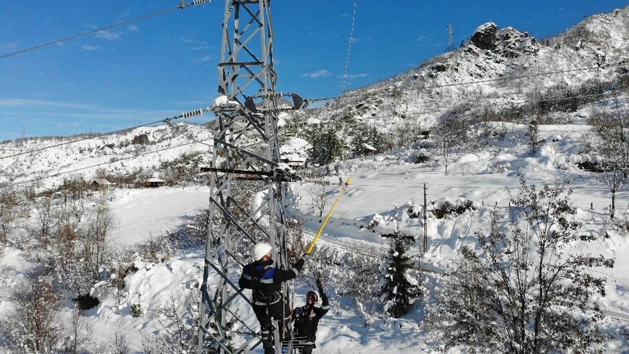 Çoruh EDAŞ, yoğun kar yağışında kesintisiz enerji için sahada