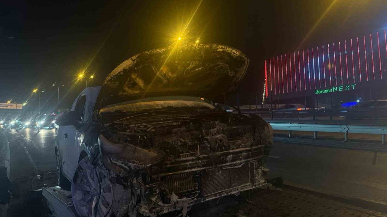 Bir anda dumanlar yükseldi: İstanbul’daki E5’te araç yangını yoğunluk oluşturdu