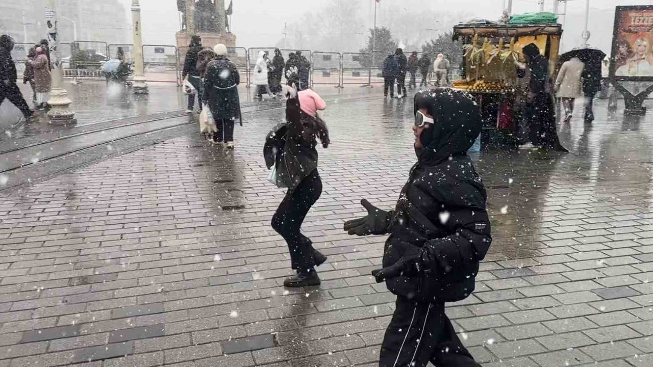 Endonezyalı turistlerin Taksim’de karla ilk buluşması renkli görüntüler oluşturdu