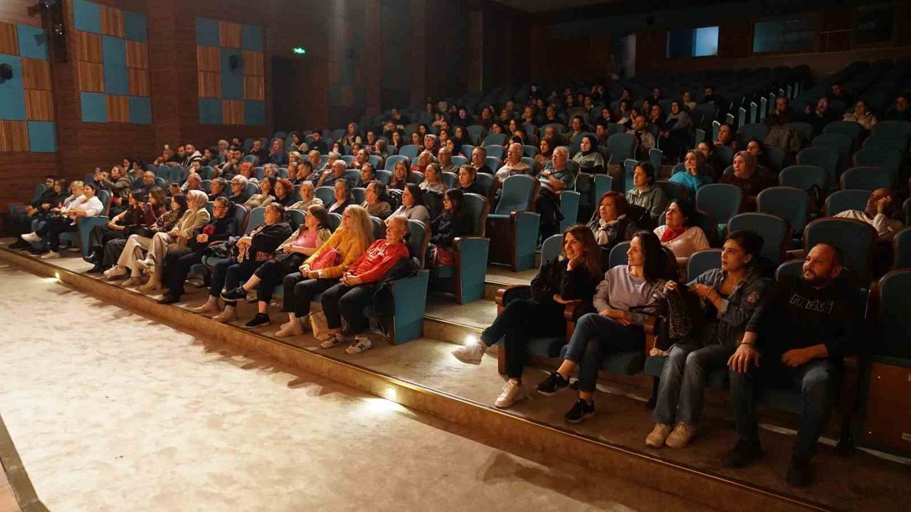 Esenyurt Belediye Tiyatrosu 2025 Sezonunu 3 Yeni Oyunla Tamamladı