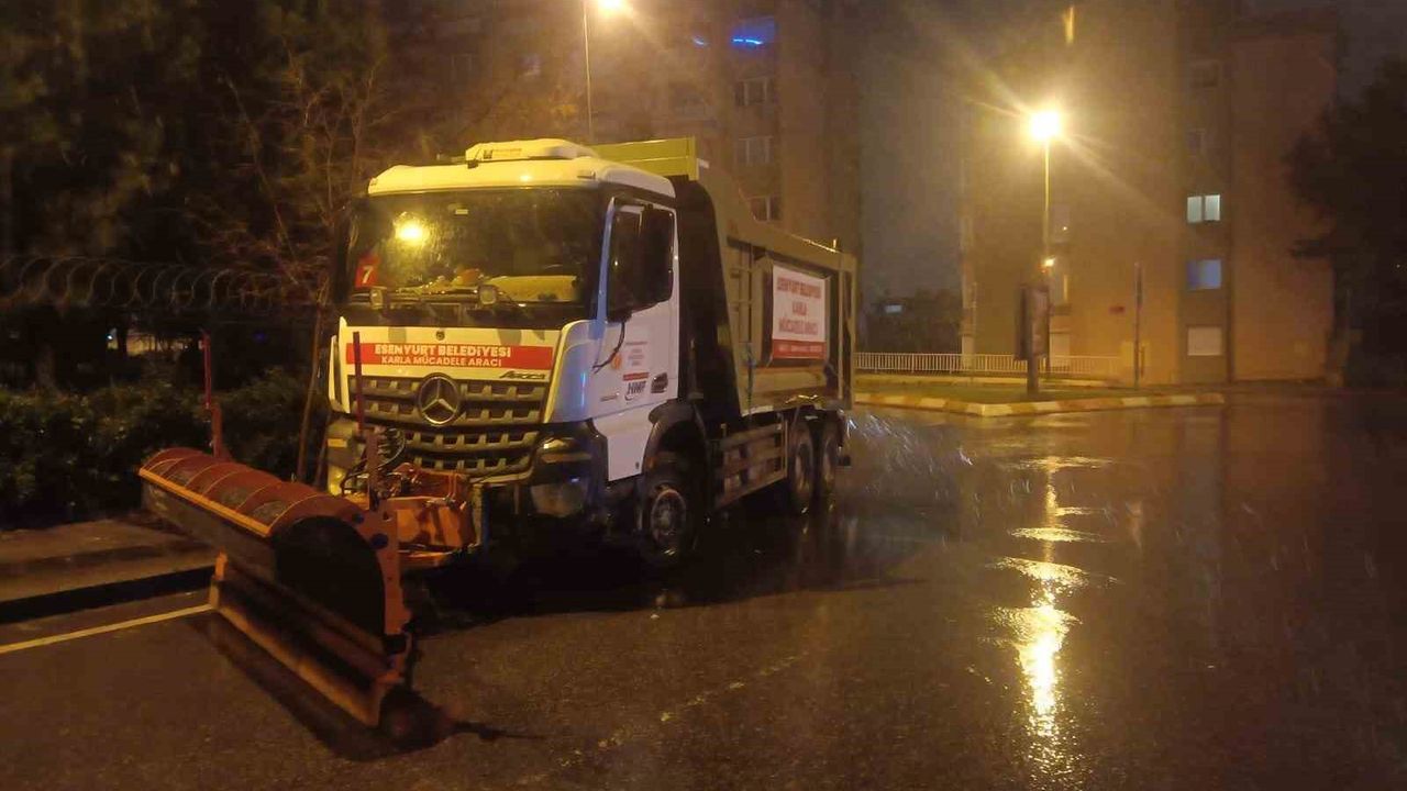 Esenyurt Belediyesi olumsuz hava şartlarına karşı 24 saat görev başında