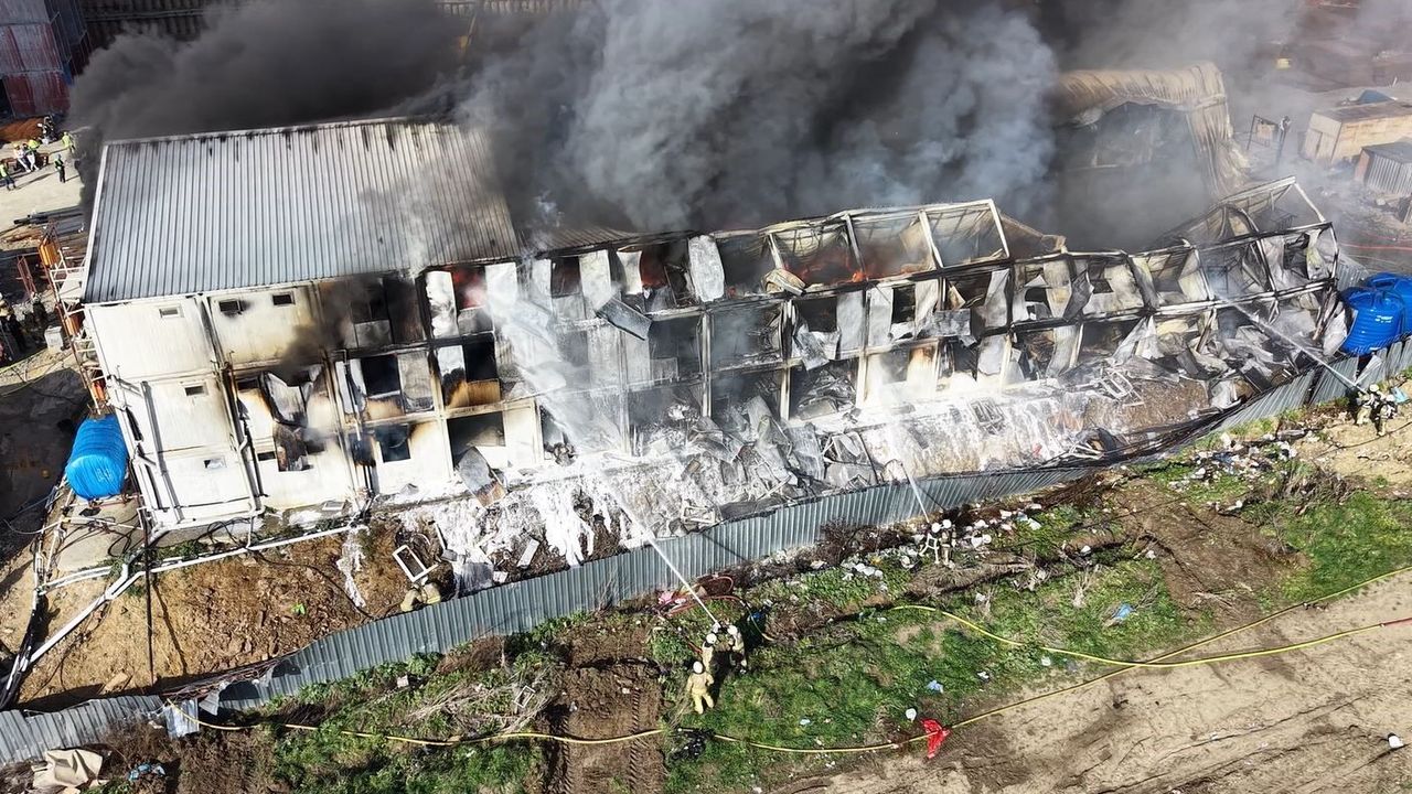 Esenyurt'ta işçilerin kaldığı büyük konteyner alev alev yandı