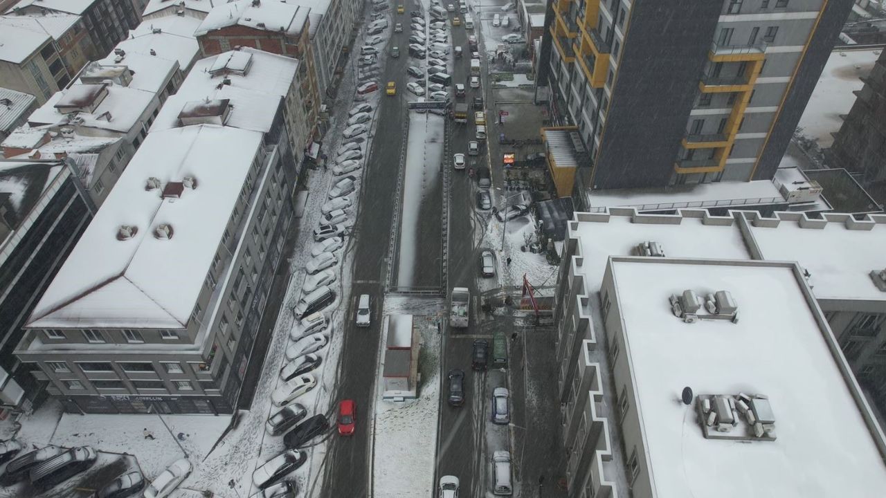 Esenyurt'ta kar yağışı etkili oluyor, beyaza bürünen bölge havadan görüntülendi