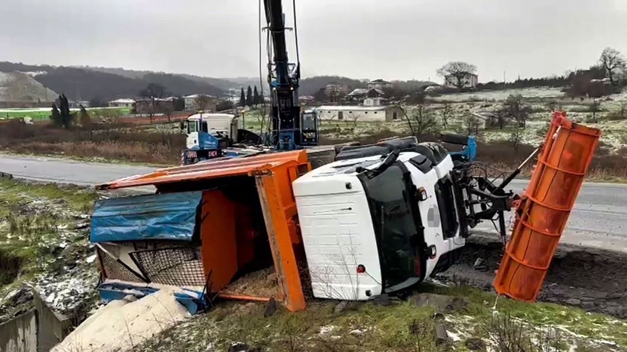 Kar temizlerken kaza yaptı: Küreme aracı buzda devrildi