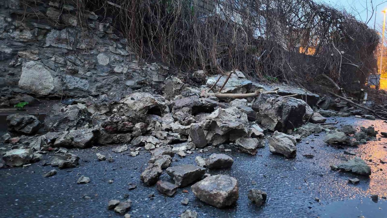 Fatih'te istinat duvarı çöktü