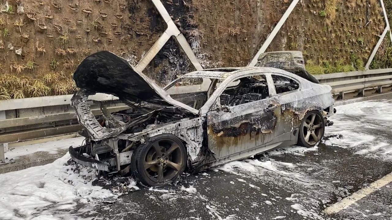 İstanbul trafiğinde dumanlar yükseldi: Otomobil bir anda alev topuna döndü