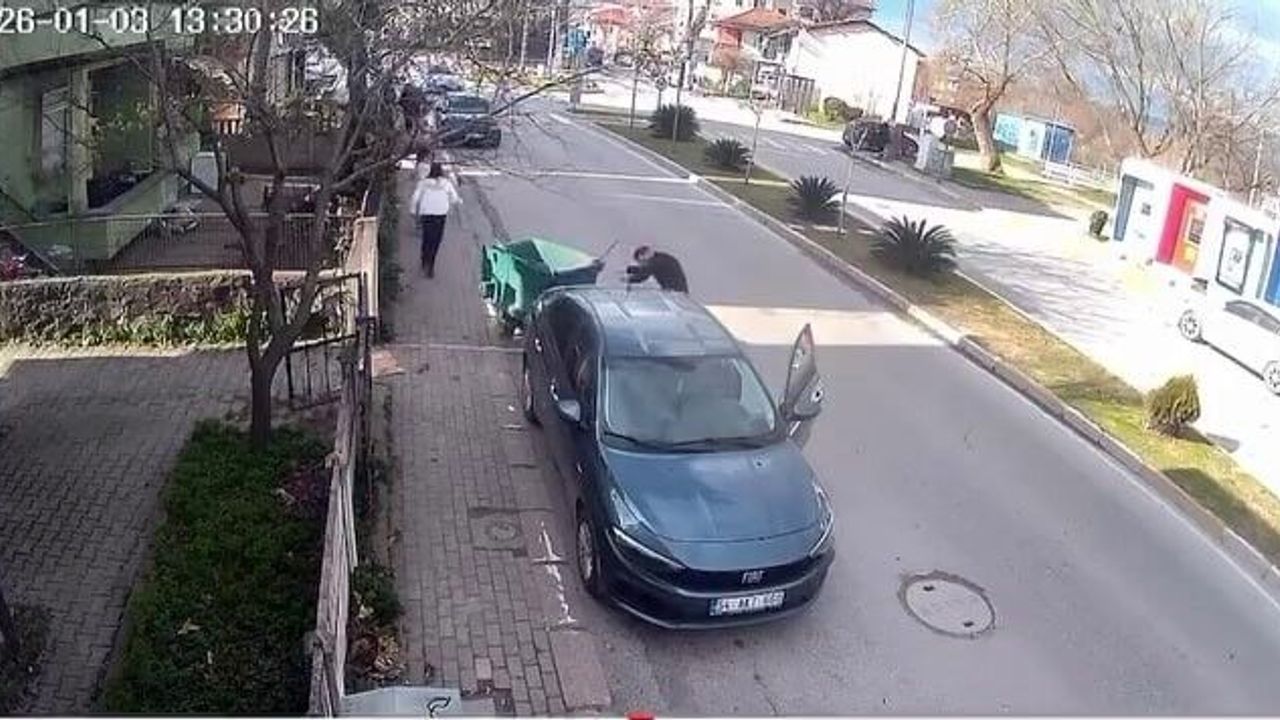 Fırtınanın Savurduğu Çöp Konteyneri Otomobile Çarptı