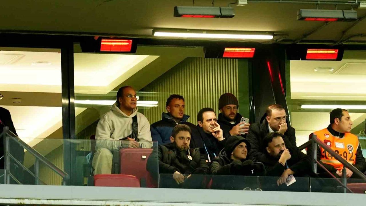 Galatasaray'ın Yeni Transferi Noa Lang, Karagümrük Maçını Tribünden Takip Etti