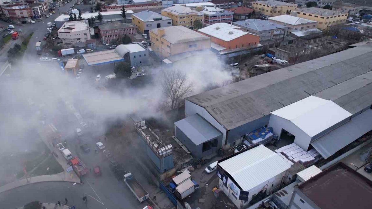Gaziosmanpaşa'da avize atölyesinin deposunda yangın çıktı