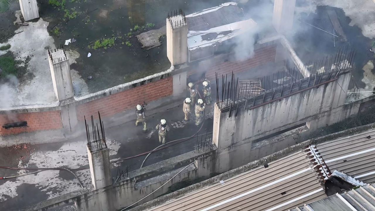 Gaziosmanpaşa’da iş yerinde yangın: İtfaiyeciler duvarı balyozla kırdı