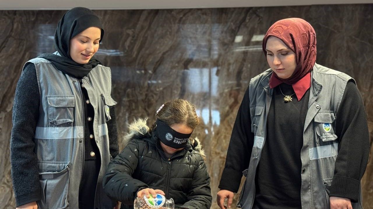 Gözlerini bağlayıp su doldurdular: Öğrencilere 'Beyaz Baston' farkındalığı