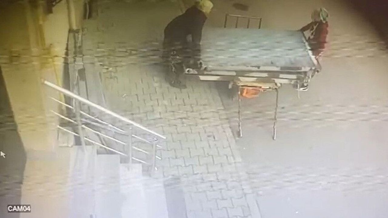 Güpegündüz hırsızlık: İki kadın dev panelleri çekçeke yükleyip götürdü